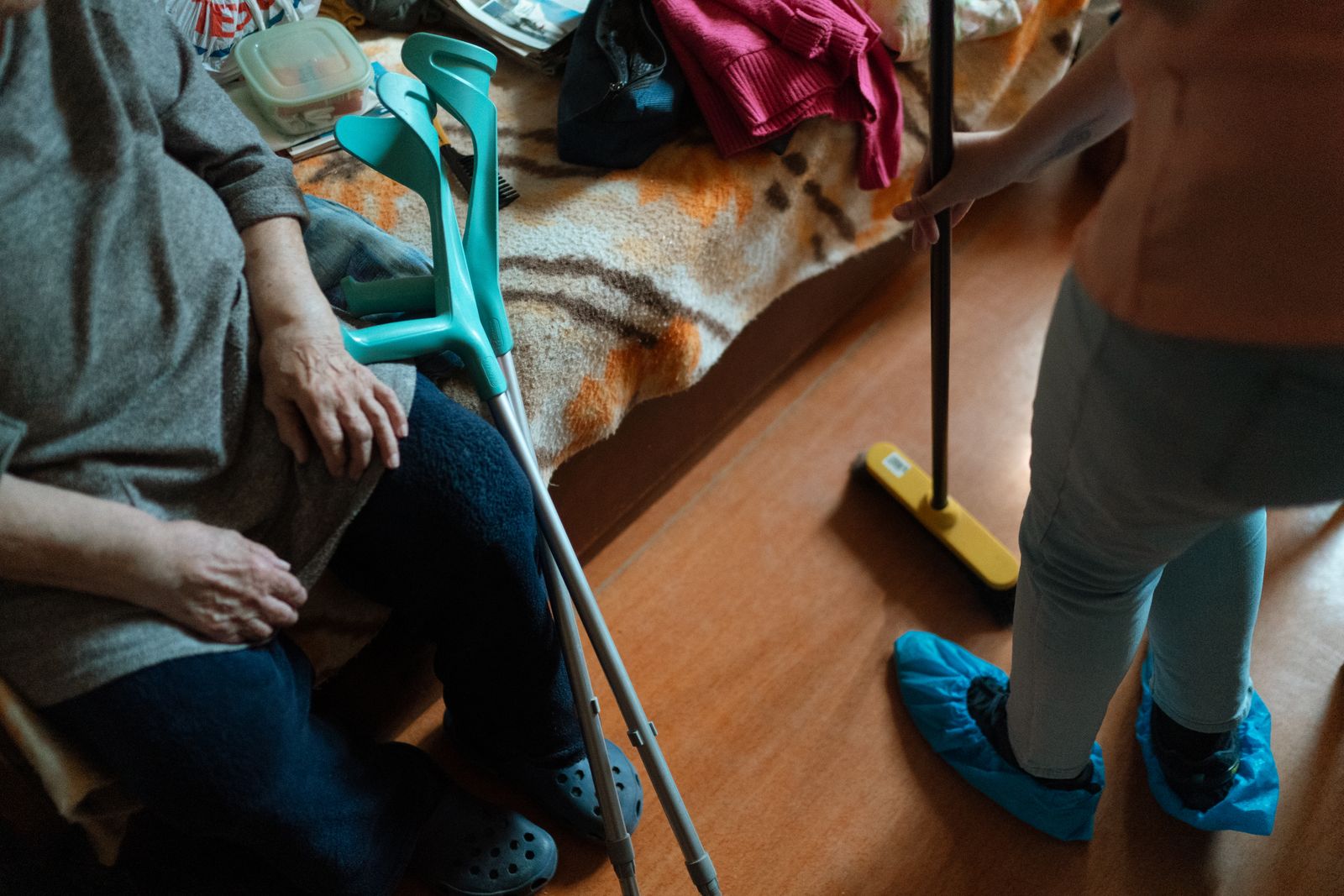 Betreuungskraft hilft einer älteren Frau freundlich im Haushalt