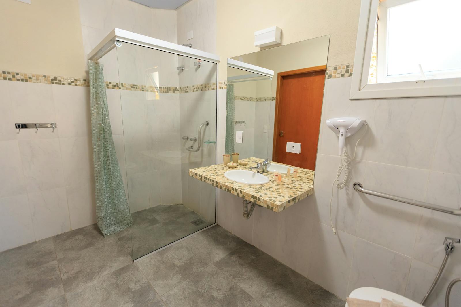 Modernes, barrierearmes Bad mit bodengleicher Dusche und Haltegriff