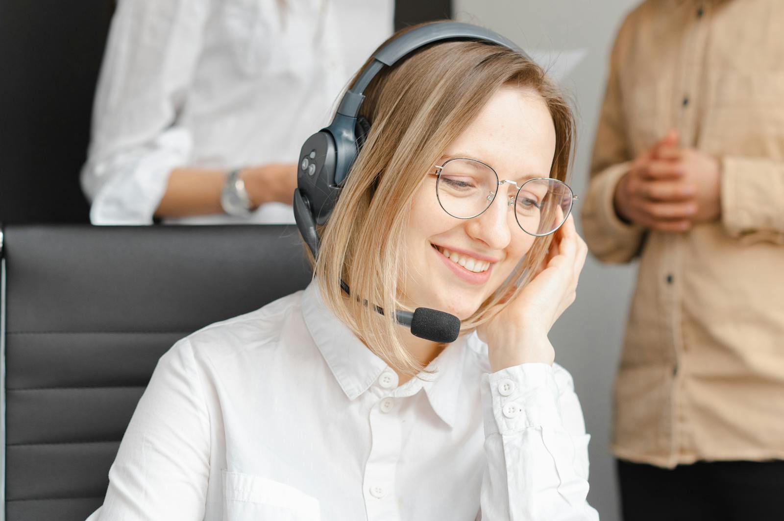 Freundliche Beraterin mit Headset im persönlichen Gespräch