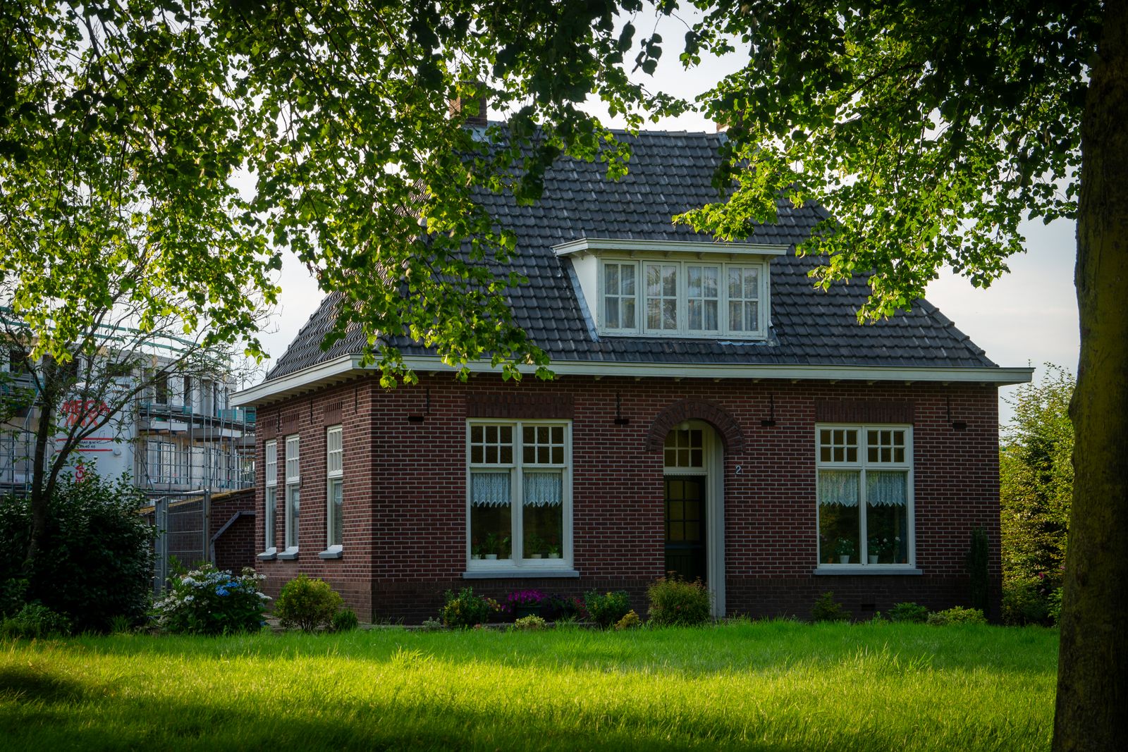 Einfamilienhaus mit Garten und Backsteinfassade – typisches Wohnhaus wie im Berliner Umland