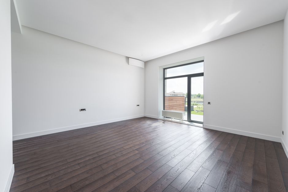 Helle, leere Wohnung mit Parkettboden nach der Übergabe
