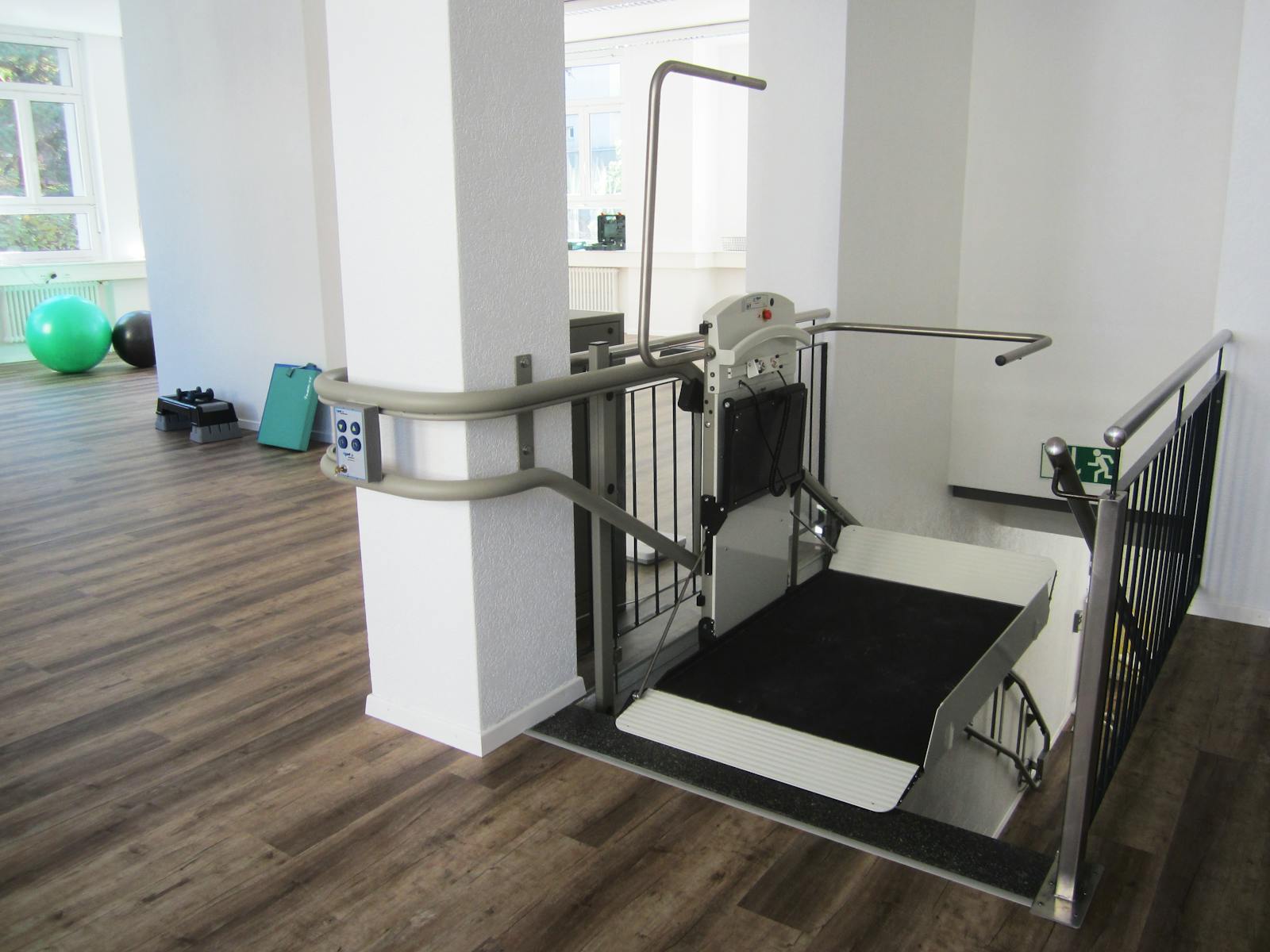 Plattformlift an einer Treppe – eine Variante des Treppenlifts für mehr Mobilität