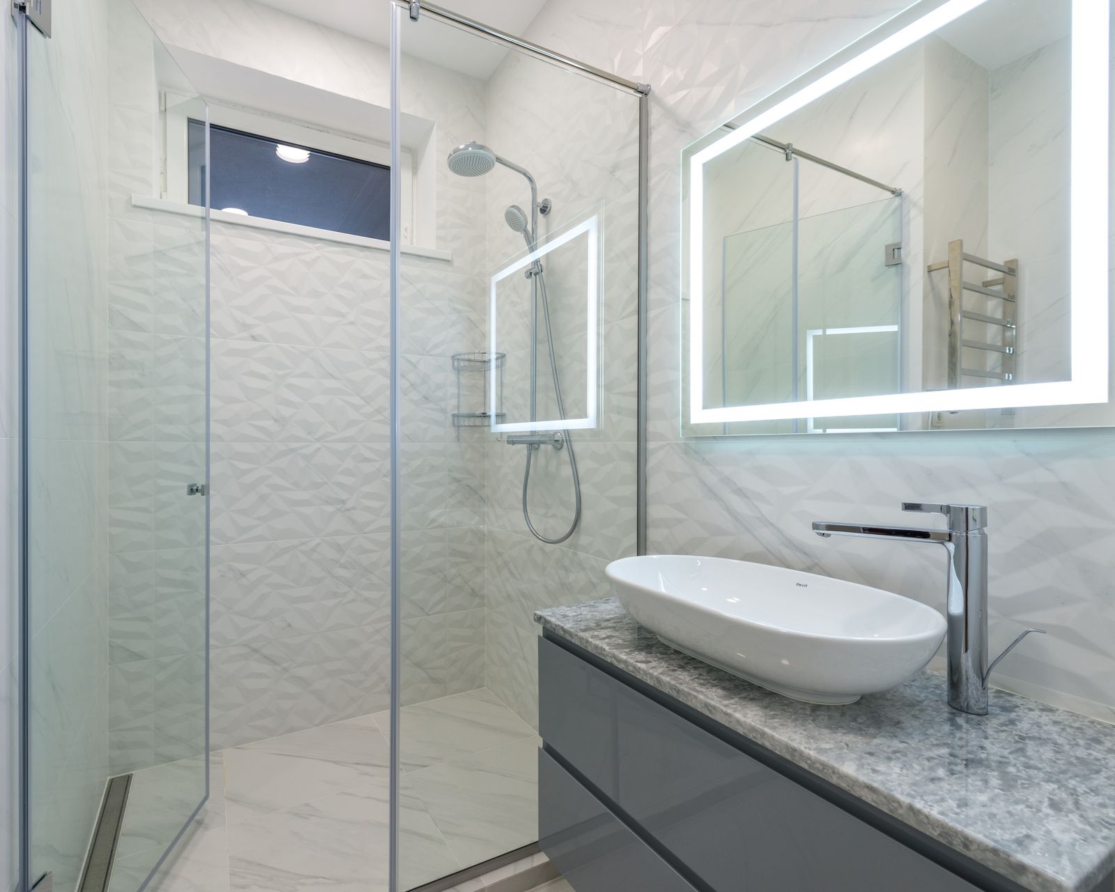 Bodengleiche Dusche in einem modernen Bad nach dem Umbau von Wanne zu Dusche