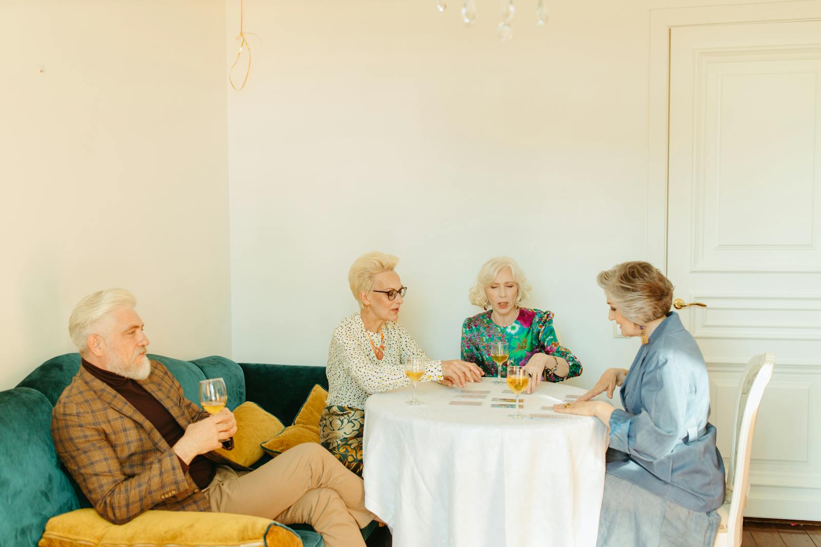 Ältere Menschen sitzen in einer Wohngemeinschaft gemeinsam im Wohnzimmer zusammen